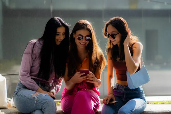 Tre Belle Attraenti Ragazze Stanno Sorridendo Guardando Ragazzo Telefono Insieme — Foto Stock