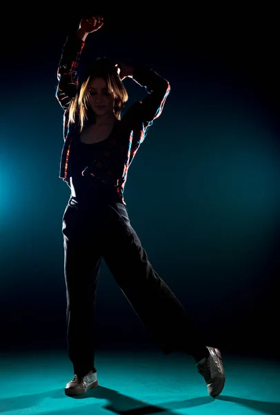 Elegante Giovane Donna Che Pratica Pose Danza Stile Moderno — Foto Stock