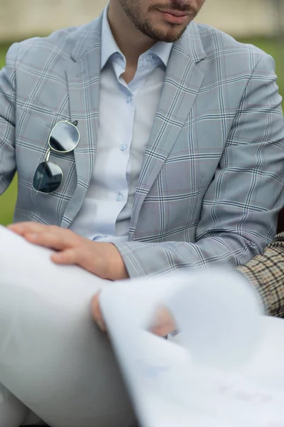 Schöner Geschäftsmann Sitzt Auf Der Bank — Stockfoto