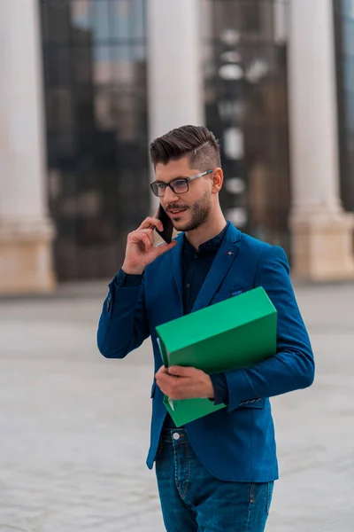 Jeune Homme Affaires Urbain Professionnel Sur Smartphone Marchant Dans Rue — Photo