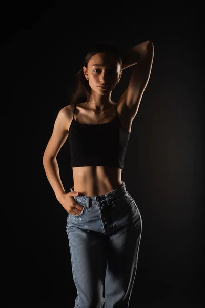 Casual Gekleed Mooi Meisje Poseert Terwijl Speels Met Haar Haar — Stockfoto