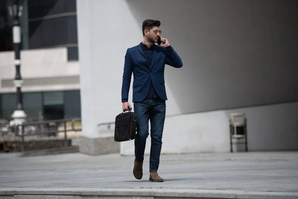 Empresário Bem Adaptado Está Caminhando Direção Sua Apresentação Enquanto Fala — Fotografia de Stock