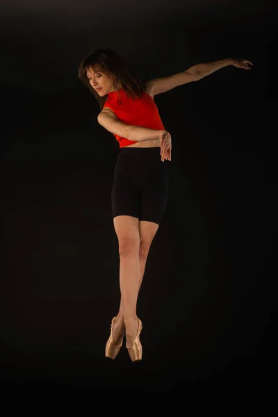 Ballerina Springt Die Luft Während Sie Posiert Und Elegant Aussieht — Stockfoto