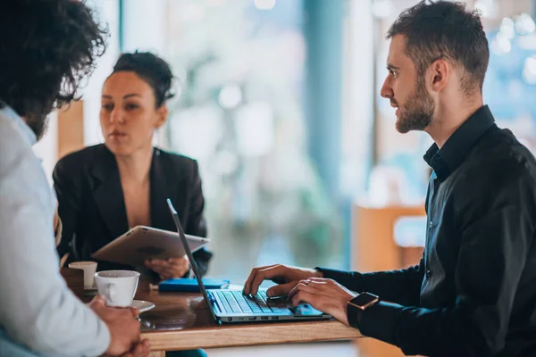 Jóvenes Atractivos Teniendo Una Agradable Conversación Sobre Trabajo Bar Café —  Fotos de Stock