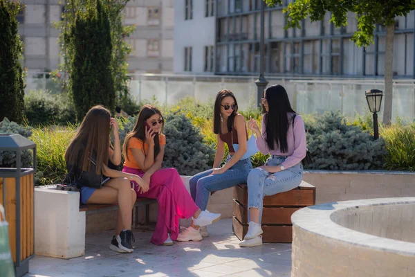 Drei Attraktive Mädchen Reden Über Nägel Während Die Andere Mit — Stockfoto