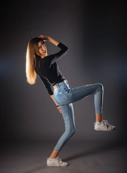 Siyah Bluzlu Kot Pantolonlu Genç Bir Kadının Tek Bacaklı Portresi — Stok fotoğraf