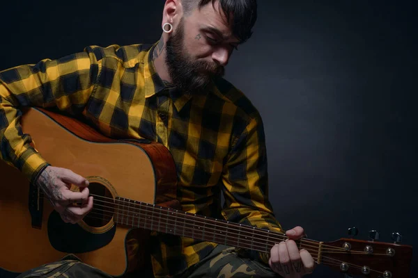 Mężczyzna Tatuażami Brodą Żółtej Tartanowej Czarnej Koszuli Gra Gitarze Studio — Zdjęcie stockowe