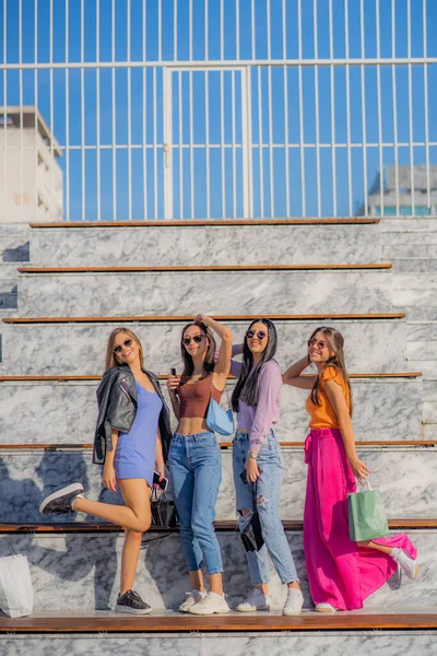 Quatro Meninas Felizes Atraentes Bonitas Estão Sorrindo Enquanto Posam Divertem — Fotografia de Stock