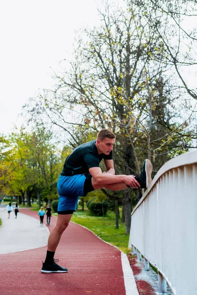 Bild Eines Gut Aussehenden Fröhlichen Jungen Sport Fitness Mann Steht — Stockfoto