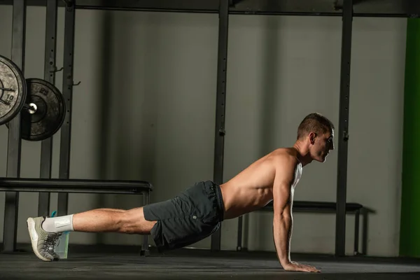 Fuerte Atleta Masculino Haciendo Flexiones Interiores Perspectiva Cerca Estilo Vida —  Fotos de Stock