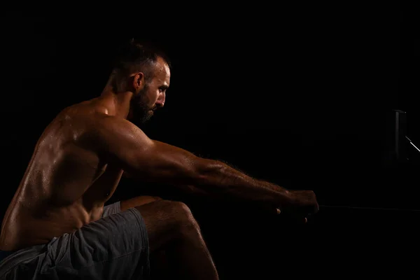 Hombre Adulto Guapo Fuerte Está Trabajando Gimnasio Mientras Que Poner —  Fotos de Stock