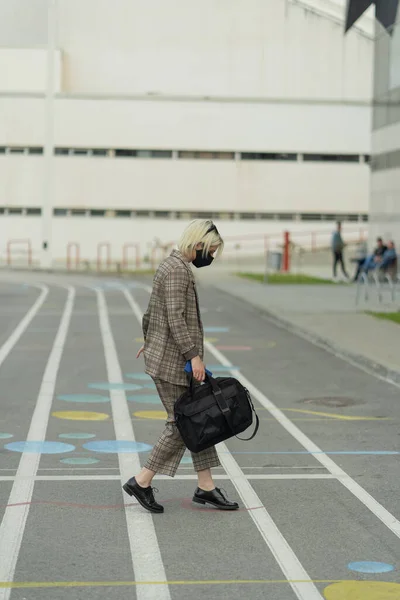 Empresária Está Caminhando Direção Empresa Enquanto Posando Com Sua Máscara — Fotografia de Stock
