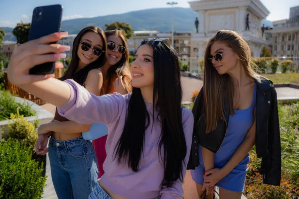 Quatro Garotas Incríveis Bonitas Estão Tomando Selfies Juntas Enquanto Posam — Fotografia de Stock