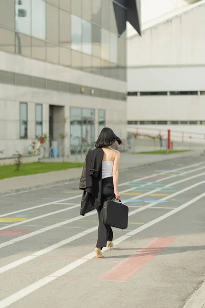 Empresária Atraente Está Caminhando Rápido Direção Sua Empresa — Fotografia de Stock