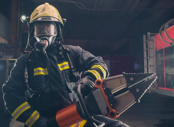 Retrato Valiente Bombero Pie Confiado Usando Equipo Protección Completa Asistencia —  Fotos de Stock