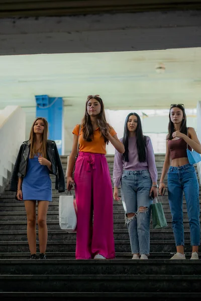 Dört Güzel Çekici Kız Arkadaş Merdivenlerde Çantalarla Poz Veriyorlar — Stok fotoğraf