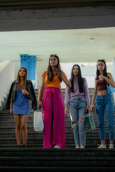 Quatro Amigas Bonitas Atraentes Estão Posando Nas Escadas Com Sacos — Fotografia de Stock