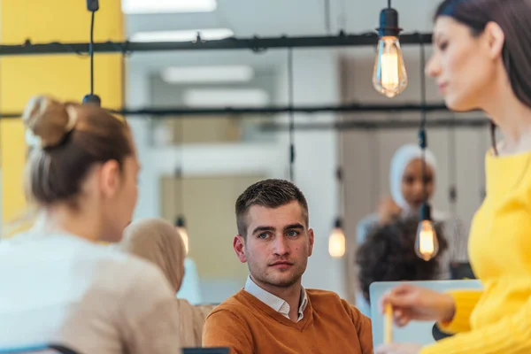 Marketing Bürokonzept Moderne Wirtschaft Junge Geschäftskollegen Sprechen Miteinander Während Sie — Stockfoto