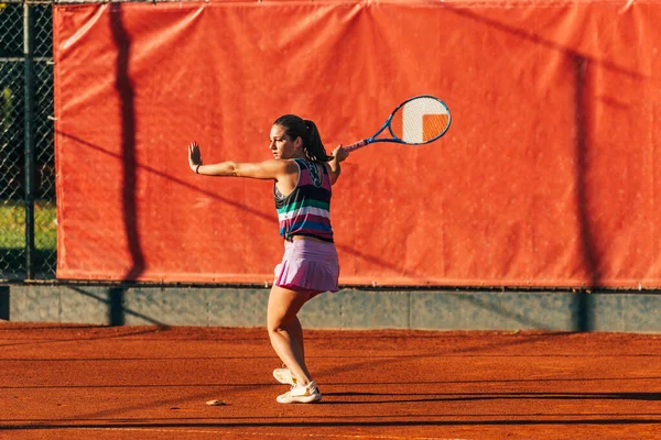 Beyaz Kadın Spor Kıyafetli Kil Sahada Tenis Oynuyor — Stok fotoğraf