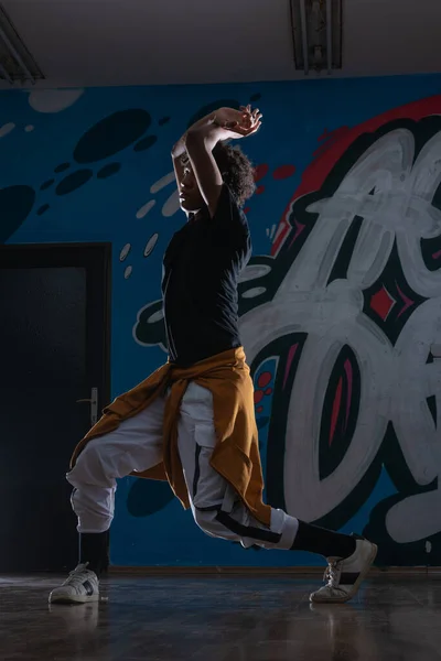 Africký Americký Hip Hop Tanečník Breakdancer Vystupující Nad Graffiti Pozadí — Stock fotografie