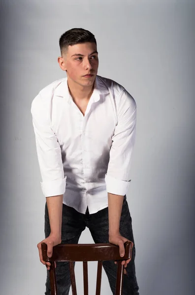 Moda Homem Bonito Posando Moda Camisa Branca Calças Ganga Preta — Fotografia de Stock