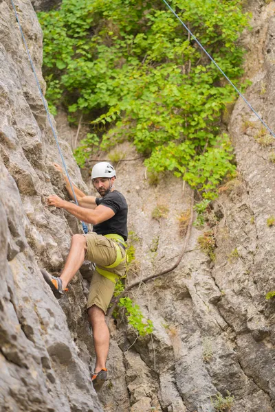 Knap Fit Man Het Beklimmen Van Berg Heuvel — Stockfoto