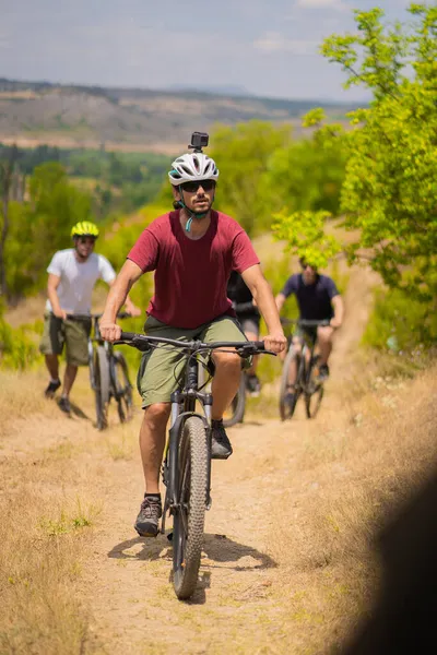 Group Friends Riding All Together While One Tham Taking Small — Stock Photo, Image