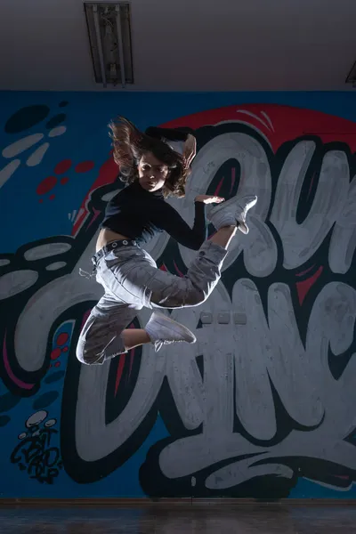 Silueta Una Joven Bailarina Hiphop Breakdancer Bailando Sobre Fondo Estudio — Foto de Stock