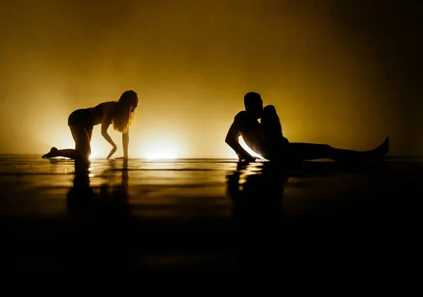 Coppia Ballerini Contemporanei Che Praticano Una Routine Danza — Foto Stock