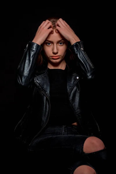 黒壁に黒い服を着た現代の女の子のスタジオファッションの肖像画 — ストック写真