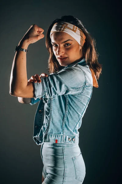 Estúdio Corpo Tiro Uma Mulher Atraente Posando Estúdio Moderno — Fotografia de Stock