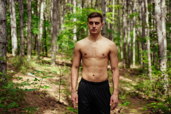 Joven Hábil Está Calentando Antes Correr Está Esteretizando Los Brazos — Foto de Stock