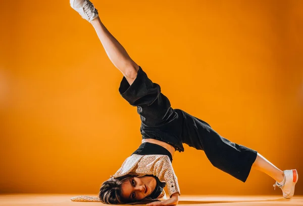Jovem Artista Dança Praticando Movimento Dança Contemporânea — Fotografia de Stock