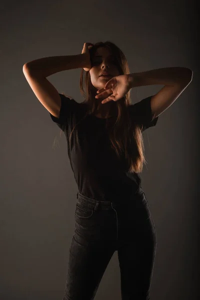 Mooi Schattig Youn Meisje Poseren Met Haar Handen Het Gezicht — Stockfoto