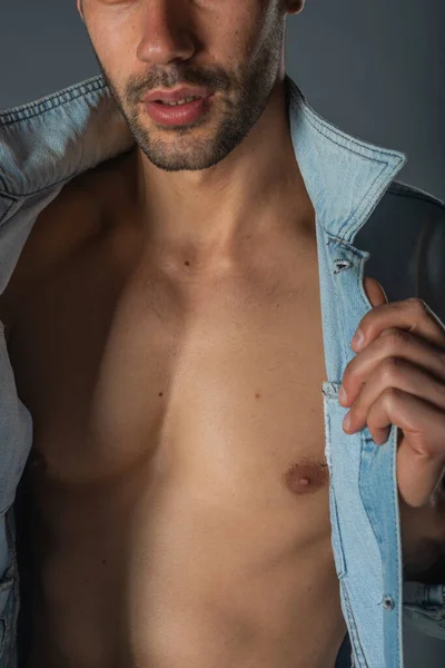 Imagen Joven Macho Guapo Con Abdominales Chaqueta Vaquera Abierta Jeans — Foto de Stock