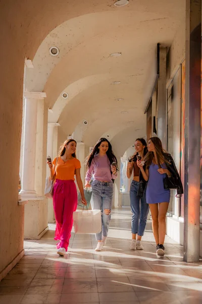 Vier Geweldige Casual Geklede Vriendinnen Lopen Likken Het Ijs — Stockfoto