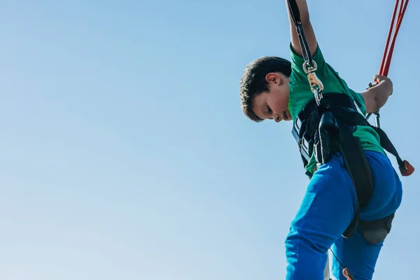 Мальчик Прыгает Высоко Воздухе Батуте — стоковое фото