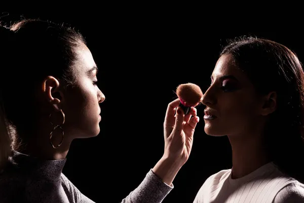 Professionell Makeup Artist Applicera Rouge Attraktiv Kvinnlig Modell — Stockfoto