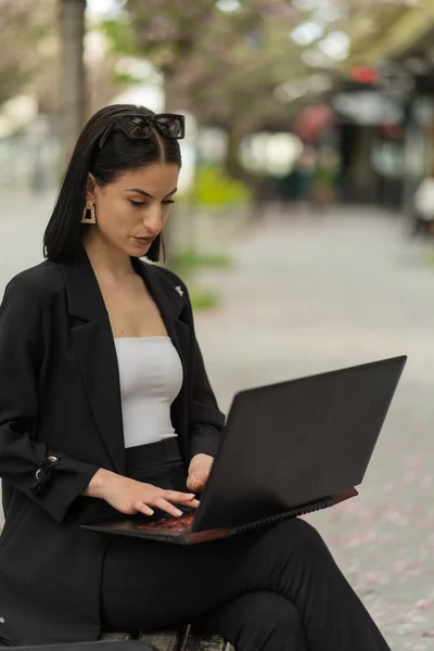 Laptopuyla Çalışan Çekici Bir Kadınının Mükemmel Portresi — Stok fotoğraf