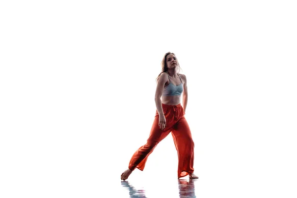 Schlanke Flexible Tänzerin Während Einer Tanzübung — Stockfoto