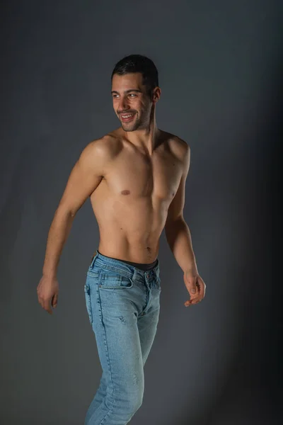 一个穿着斜纹棉布牛仔裤的赤身裸体性感男人的工作室肖像 — 图库照片