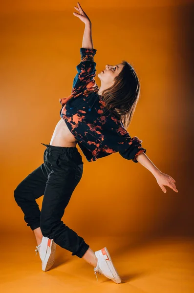 Genç Bir Kızın Yaptığı Sanatsal Dans Hareketleri — Stok fotoğraf
