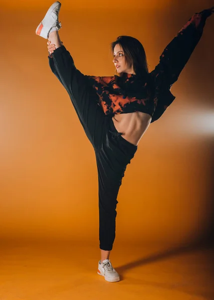 Artistieke Dansbewegingen Uitgevoerd Door Een Jong Sportief Meisje — Stockfoto