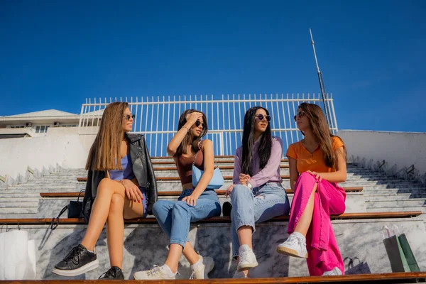 Vier Tolle Und Süße Mädchen Sitzen Auf Der Holzbank Und — Stockfoto