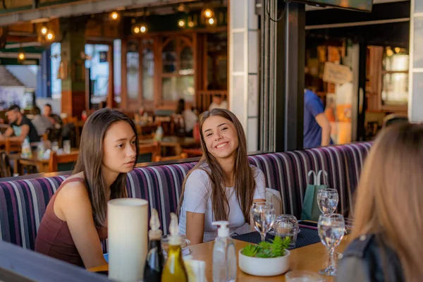 Beautiufl Las Amigas Atractivas Están Sonriendo Disfrutando Tiempo Juntos Café —  Fotos de Stock