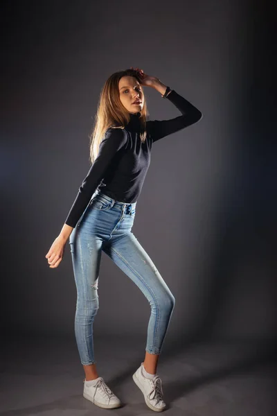 Obraz Krásné Modelky Pózující Tmavém Pozadí Studiu Černé Blůze Džínách — Stock fotografie