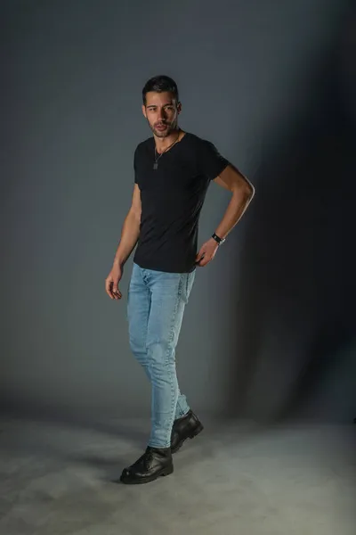 Fotografia Estúdio Homem Bonito Posando Jeans Camisa Preta — Fotografia de Stock