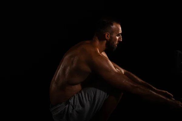 Retrato Chico Fuerte Guapo Haciendo Ejercicio Mientras Está Topless —  Fotos de Stock