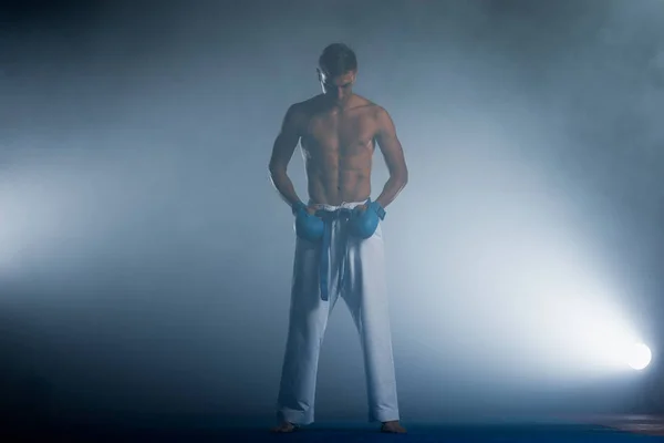 Hombre Karate Luchador Atleta Descalzo Kimono Traje Con Cinturón Azul — Foto de Stock