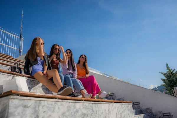 Quatro Meninas Incríveis Bonitas Estão Preparando Para Posar Enquanto Sentado — Fotografia de Stock
